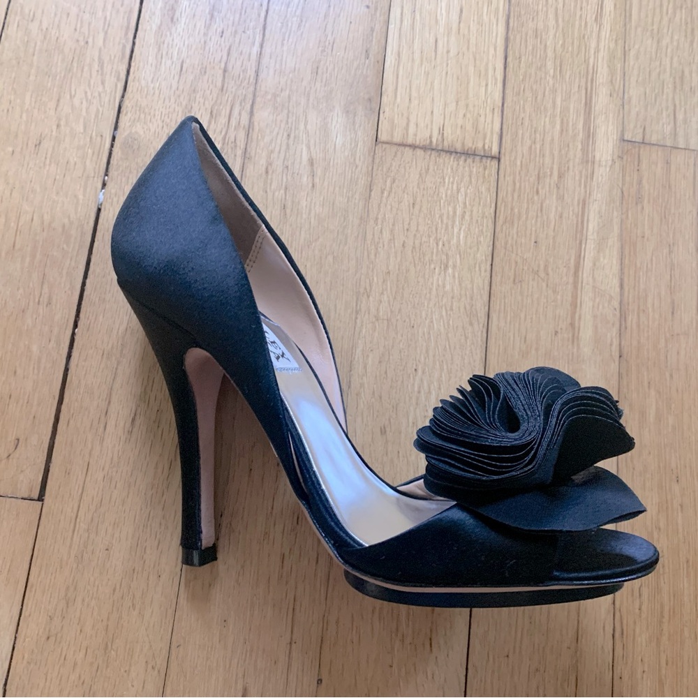 BADGLEY MISCHKA Randall Satin Flower Heels black Size 5.5